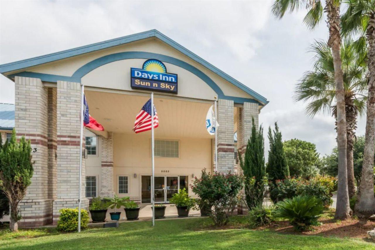 Days Inn By Wyndham San Antonio Southeast Frost Bank Center Dış mekan fotoğraf