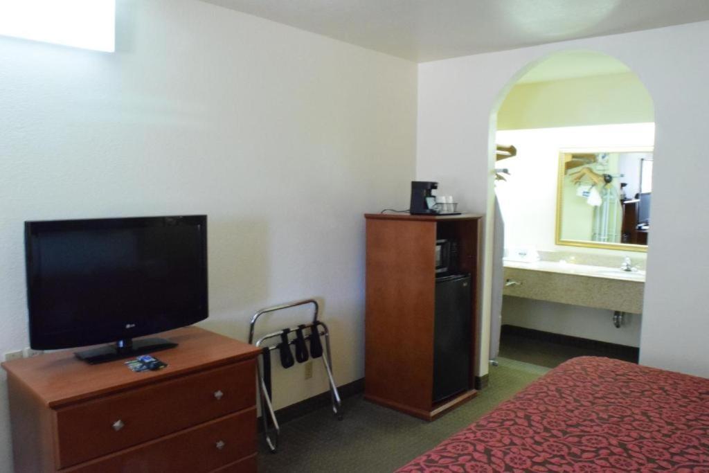 Days Inn By Wyndham San Antonio Southeast Frost Bank Center Dış mekan fotoğraf