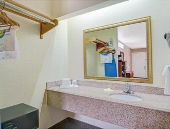 Days Inn By Wyndham San Antonio Southeast Frost Bank Center Dış mekan fotoğraf
