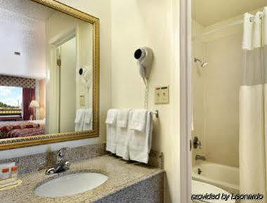 Days Inn By Wyndham San Antonio Southeast Frost Bank Center Dış mekan fotoğraf