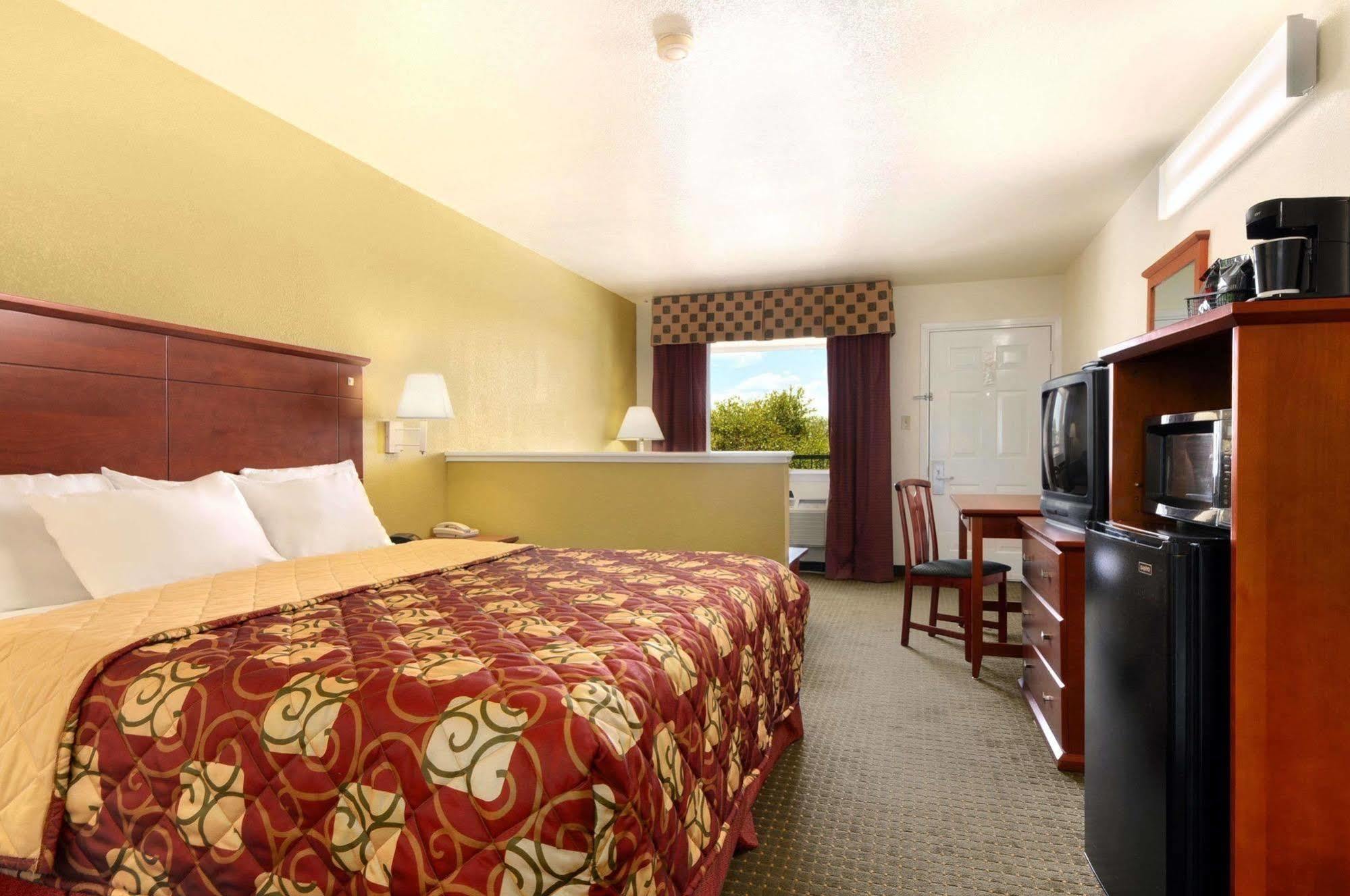 Days Inn By Wyndham San Antonio Southeast Frost Bank Center Dış mekan fotoğraf
